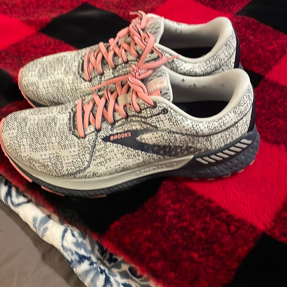 These are a size 8.5 Brooks only used them once